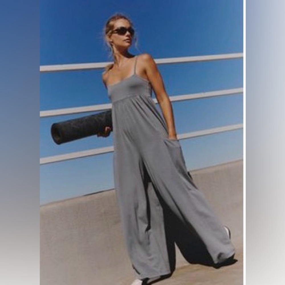 SOLD OUT COLOR.
Hot shot strappy onesie